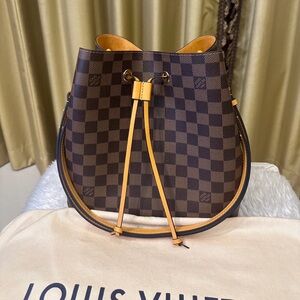 Louis Vuitton Neonoe Damier Ebene Cavas
Shoulder bag.